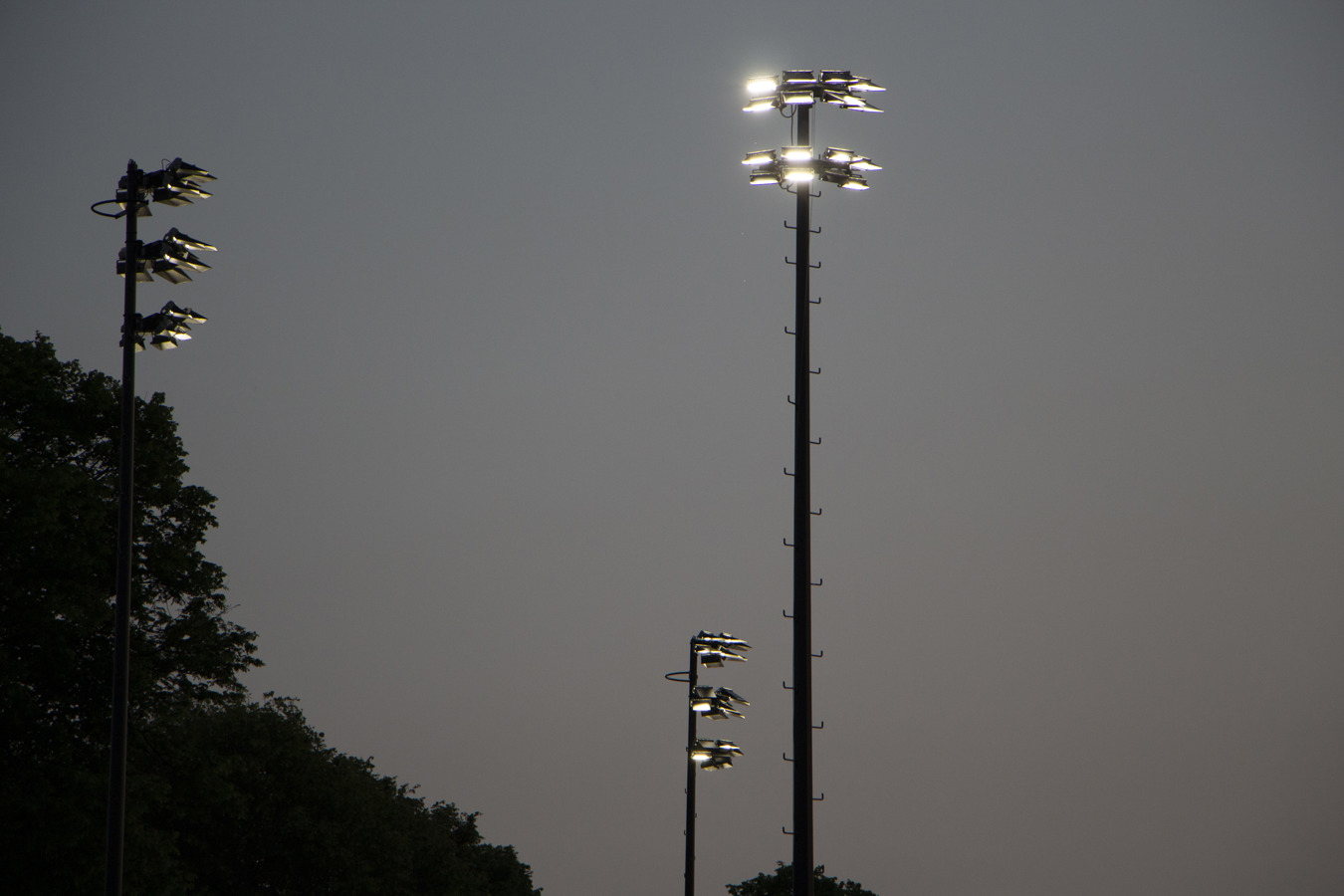 Led verlichting sport | hockey drie lichtmasten HC Bloemendaal